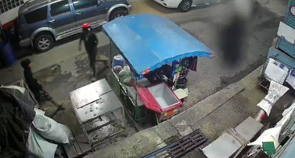 Ayutthaya vendor defends against teen robbers with fruit knife | News by Thaiger