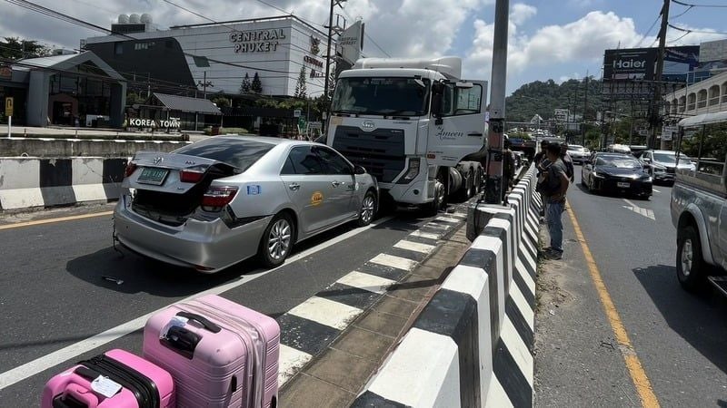 Truck slams into cars in Phuket underpass horror | News by Thaiger