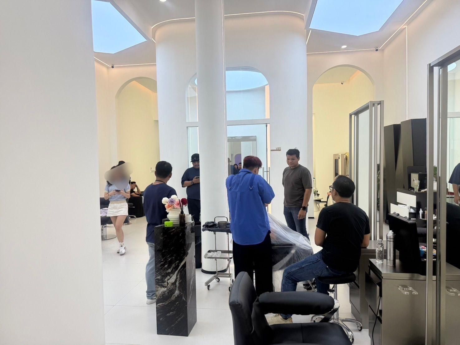 7 Chinese barbers arrested in Bangkok salon raid | News by Thaiger