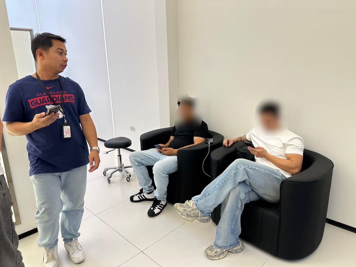 7 Chinese barbers arrested in Bangkok salon raid | News by Thaiger