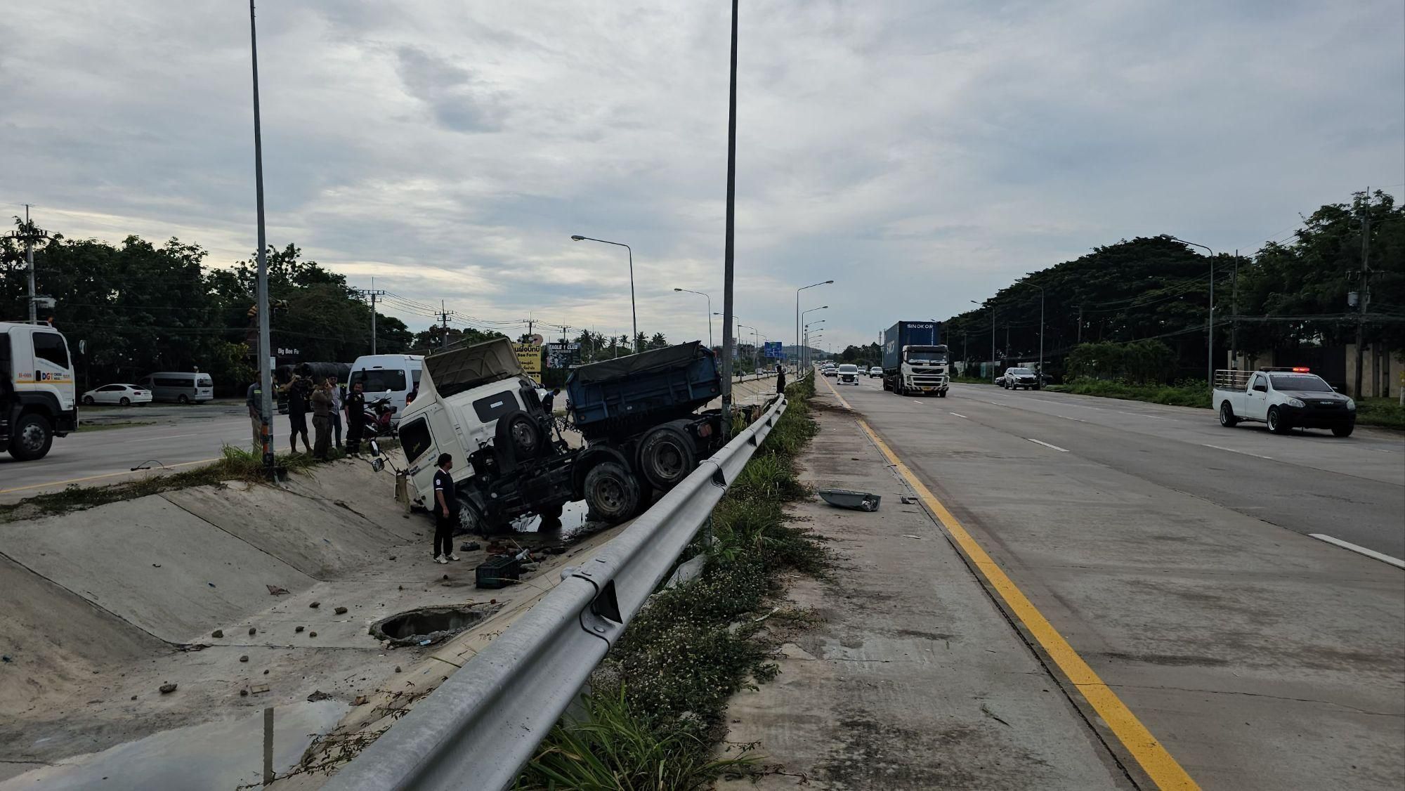 Truck driver crushed in horror crash on Pattaya highway | News by Thaiger