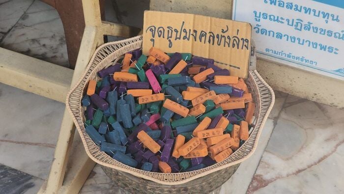 Hopefuls flock to central Thailand temple for lottery blessings | News by Thaiger