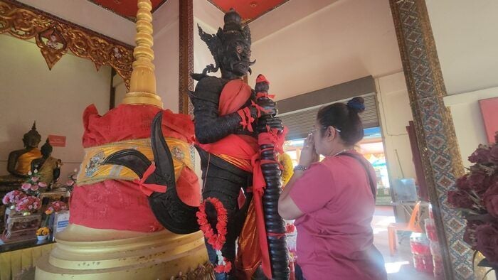 Hopefuls flock to central Thailand temple for lottery blessings | News by Thaiger