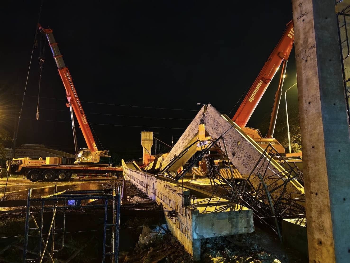 Footbridge collapses in East Thailand, crushes trucks (video) | News by Thaiger