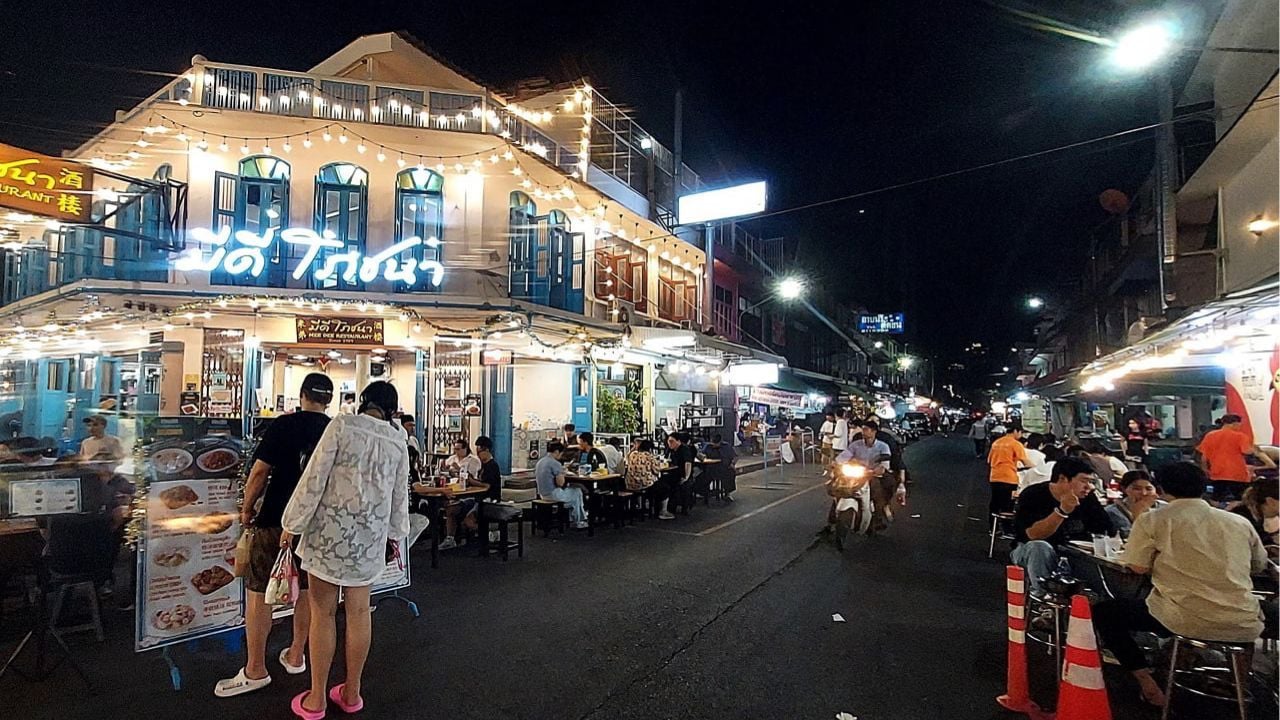 A look down Banthat Thong Road at night | Photo taken from Theo Courant website
