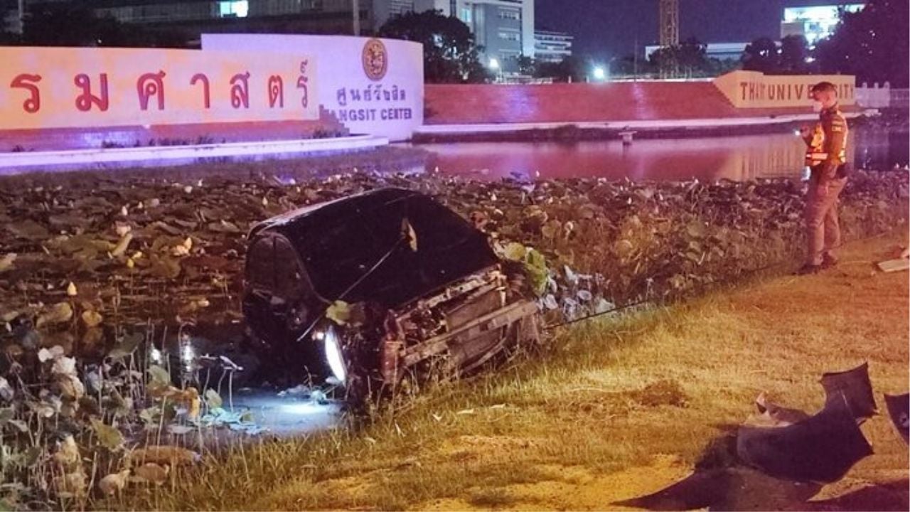 Pickup and sedan plunge into pond after collision near Thammasat | Thaiger
