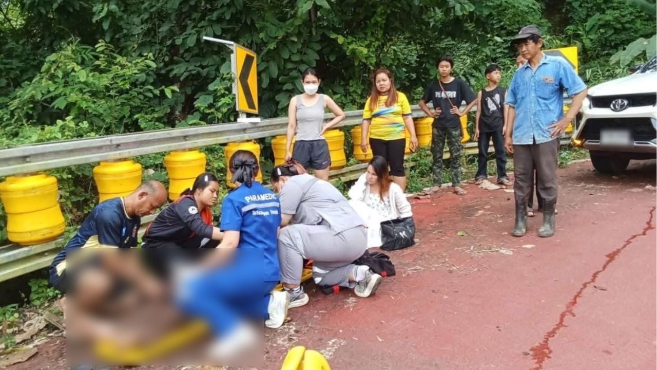 Teachers’ pickup collides with guardrail, injuring seven in Mae Hong Son | Thaiger
