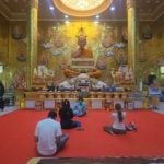 Crowds flock to Nakhon Pathom temple for fortune and blessings | Thaiger