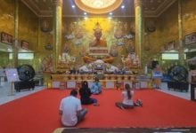 Crowds flock to Nakhon Pathom temple for fortune and blessings | Thaiger