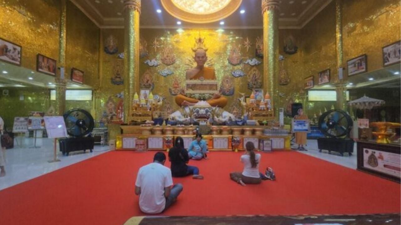 Crowds flock to Nakhon Pathom temple for fortune and blessings | Thaiger