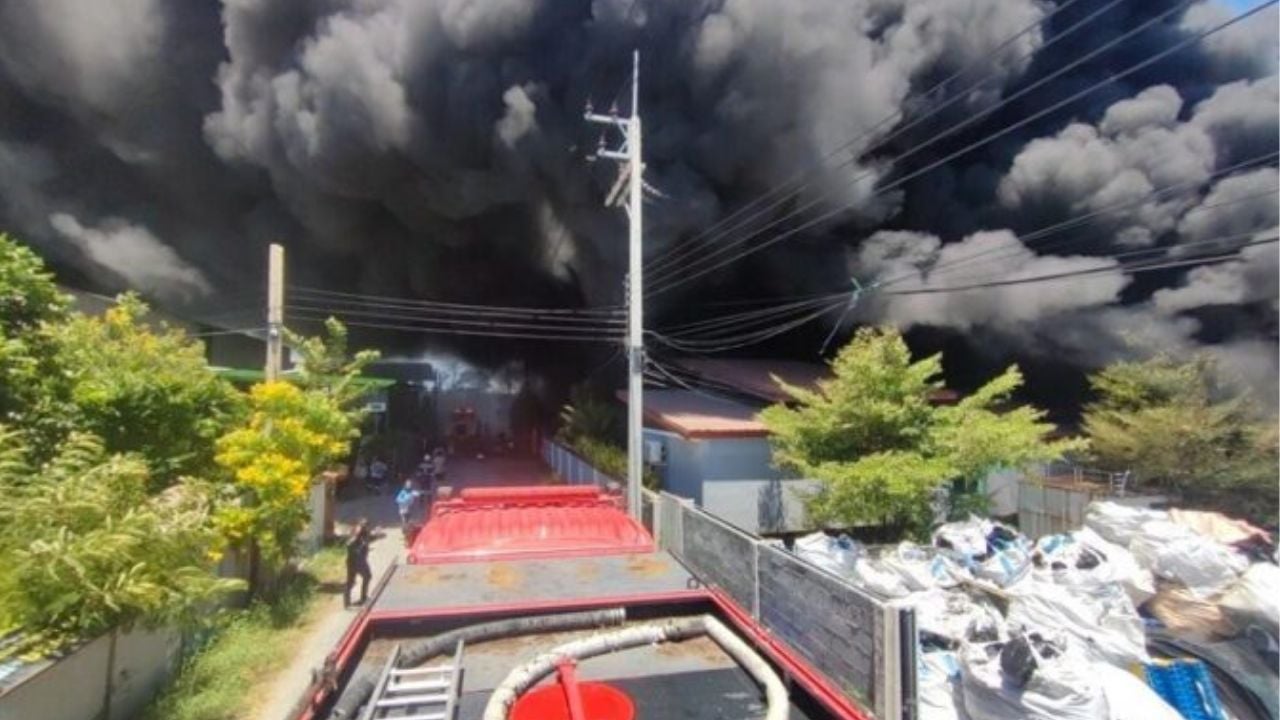 Plastic recycling factory fire in Chachoengsao raises safety concerns | Thaiger