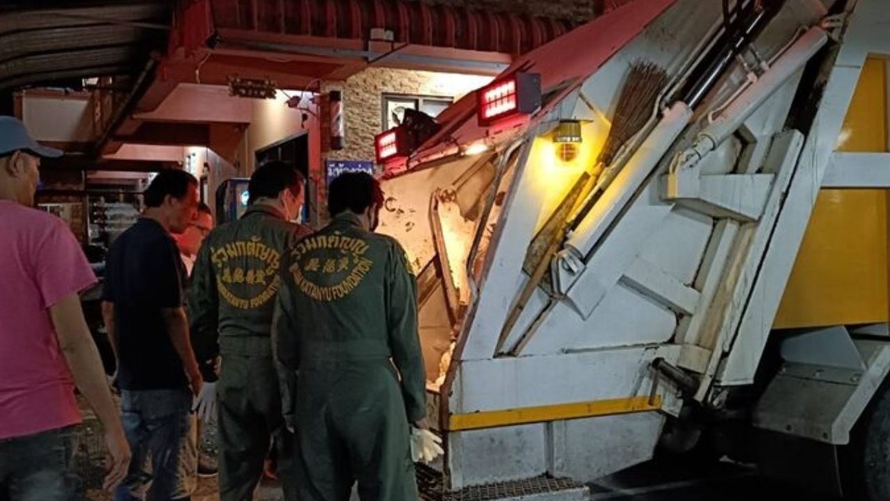 Pathum Thani garbage collector finds baby in rubbish bag | Thaiger
