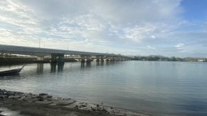 Search underway for man who jumped from Sarasin Bridge, Phuket | Thaiger