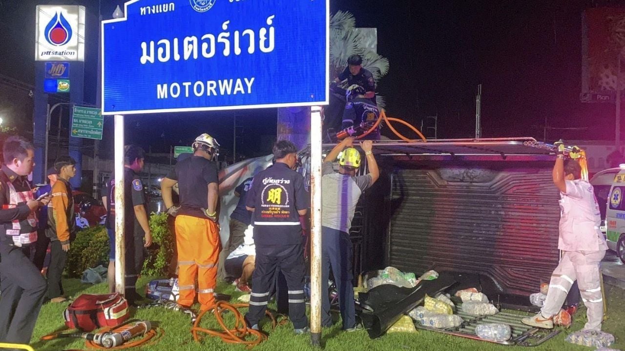 Pickup truck crash in Pattaya scatters meatballs on road | Thaiger