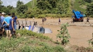 Flood alert in Mae Sariang after car swept away by creek | Thaiger