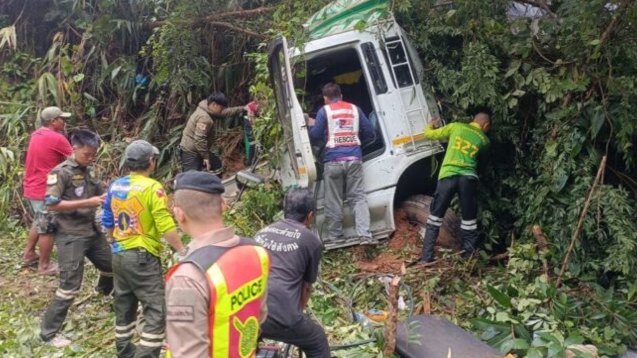 Brake failure causes truck crash on steep Mae Hong Son road | Thaiger
