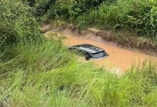 Electric car plunges into canal in Nakhon Sawan, driver escapes | Thaiger