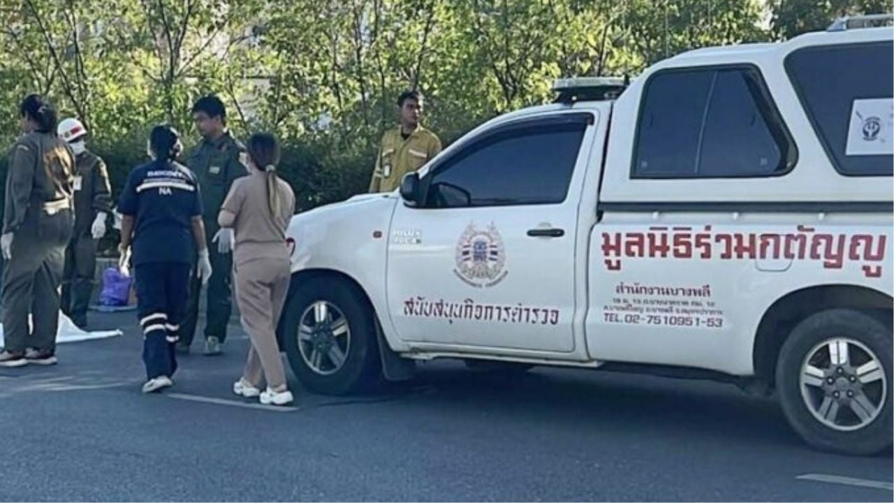 Elderly man killed crossing road in Samut Sakhon accident | Thaiger