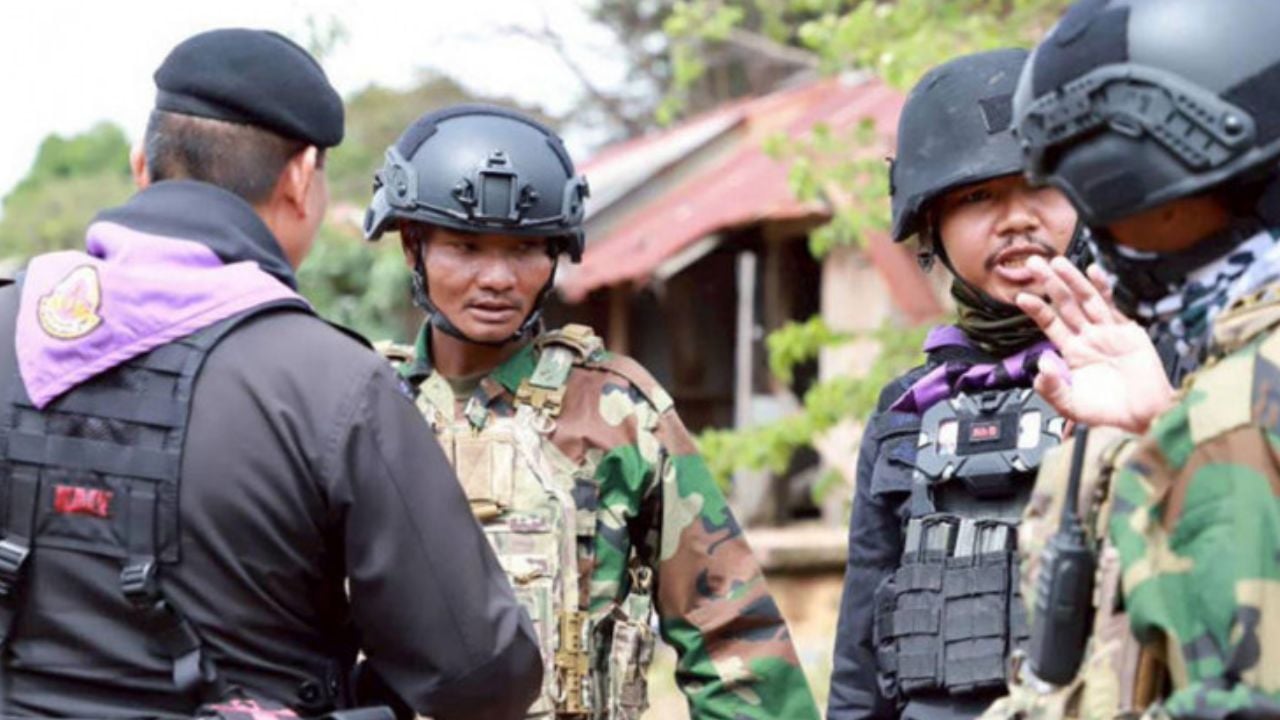 Cambodian soldier disrupts Thai checkpoint under influence (video) | Thaiger