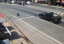 Pickup truck loses wheel at Nakhon Ratchasima intersection (video) | Thaiger