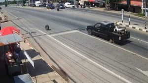 Pickup truck loses wheel at Nakhon Ratchasima intersection (video) | Thaiger