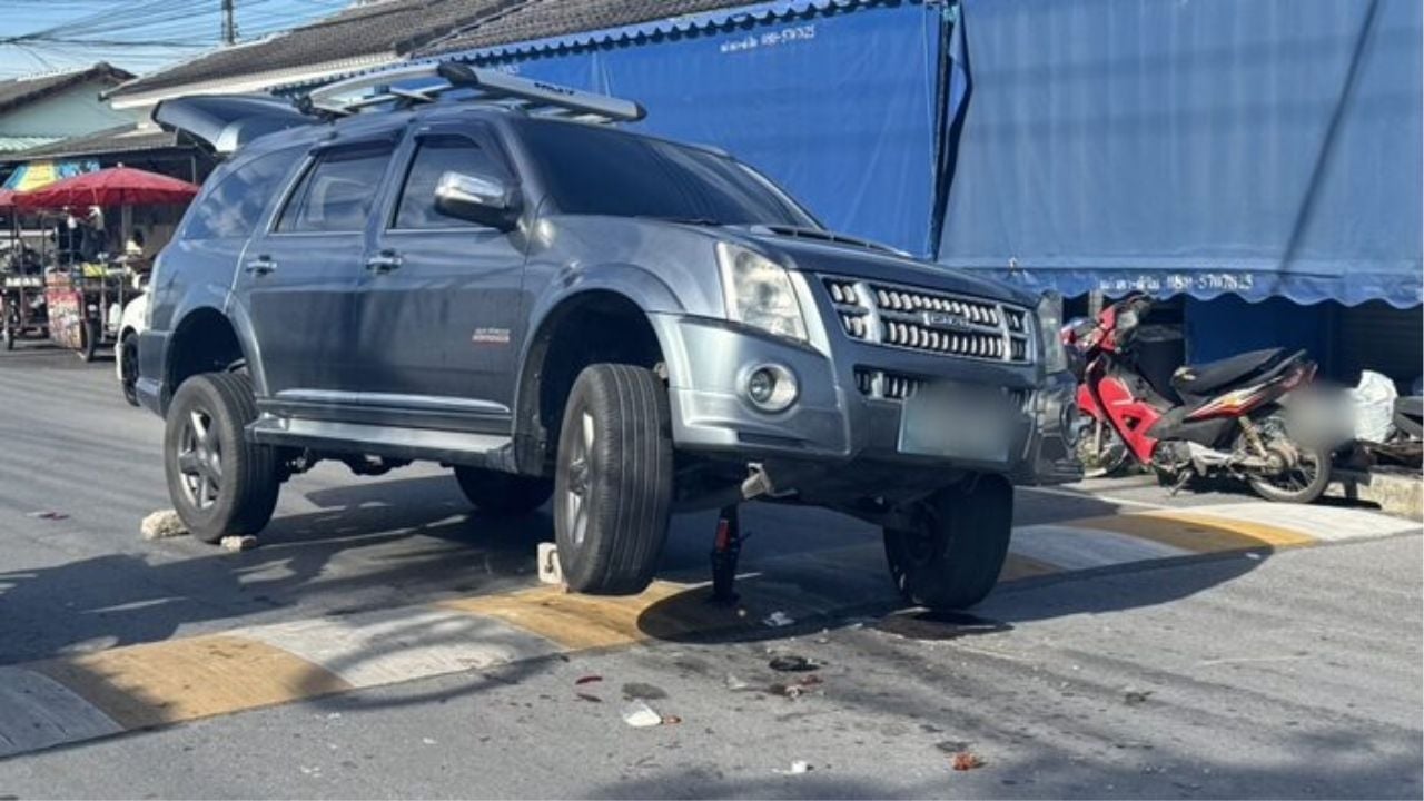 Three children injured in motorcycle crash with car in Thanyaburi | Thaiger