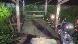 Woman found dead at bus stop on Suwinthawong Road | Thaiger