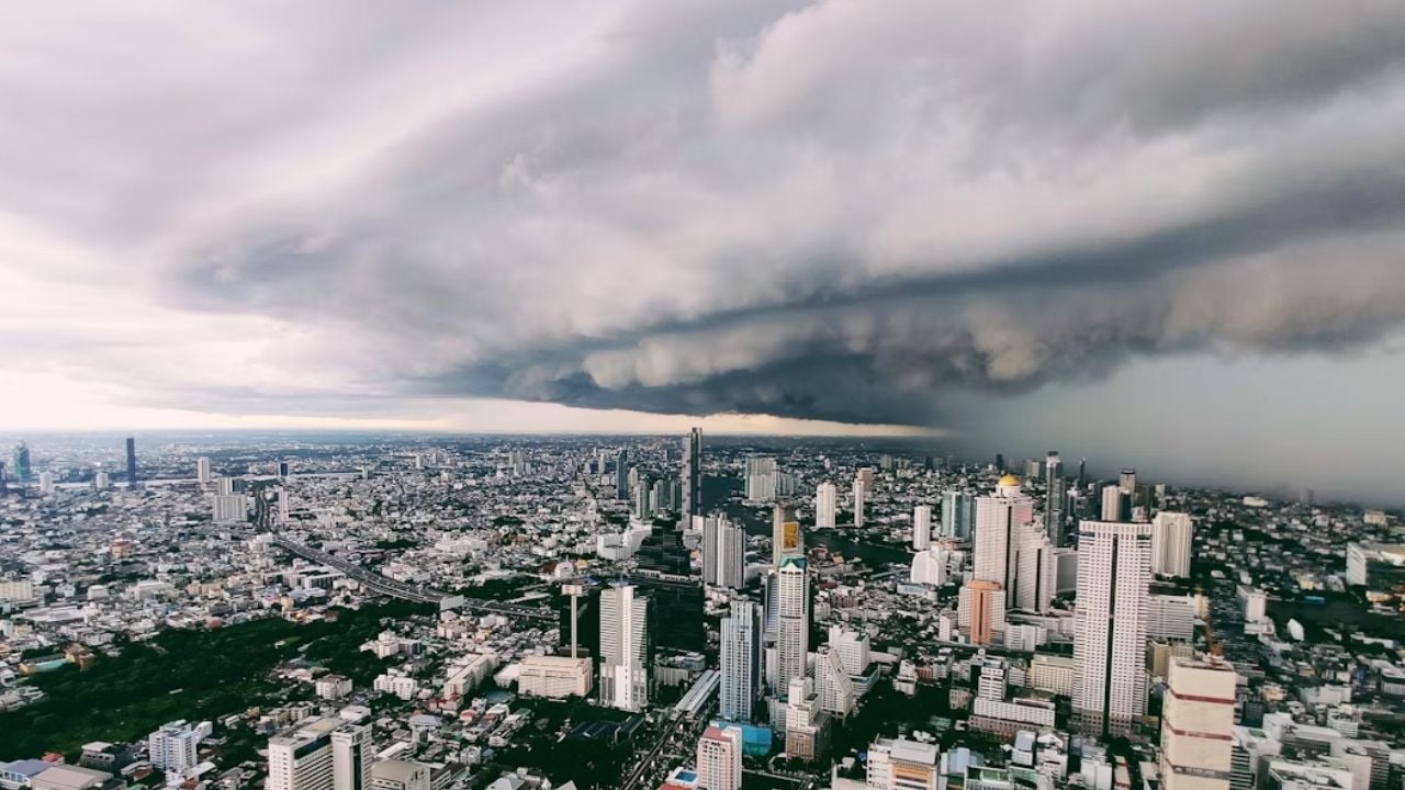 Severe weather alert: heavy rain and flash flood risk in 32 Thai provinces | Thaiger