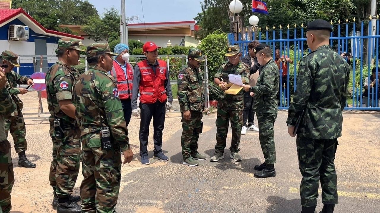 Thai military transfers Cambodian POWs back home