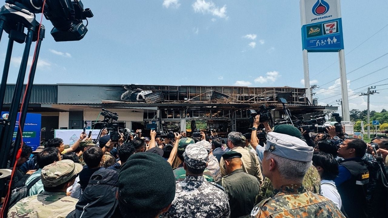 Foreign ambassadors visisted petrol station and convenience store attacked by Cambodian military