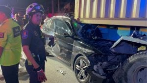 Thai woman dies after crashing SUV into parked truck in Pattaya | Thaiger