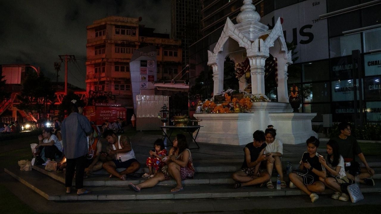 Power cut in Bangkok put residents in panic