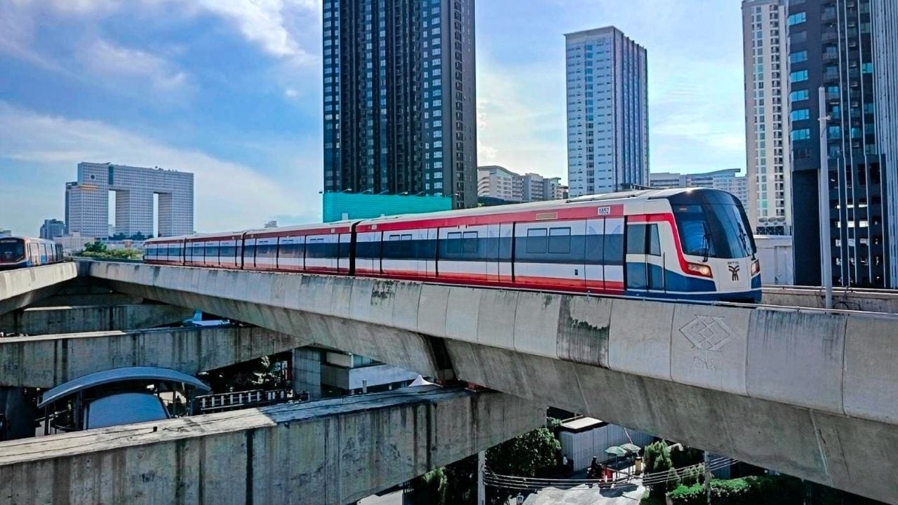 Bangkok BTS trains wrapped in Thai flag as tribute to border soldiers | Thaiger