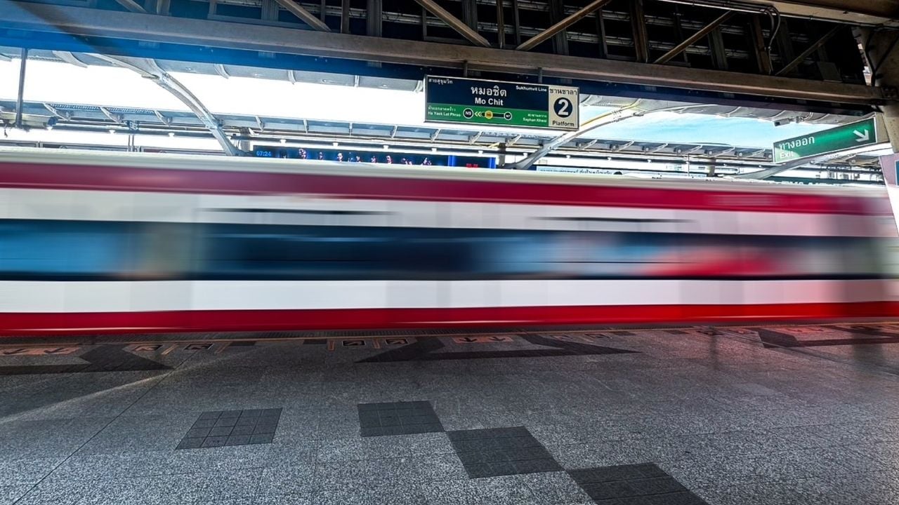 Skytrains displayed national flags for border soldiers who sacrifice their lives