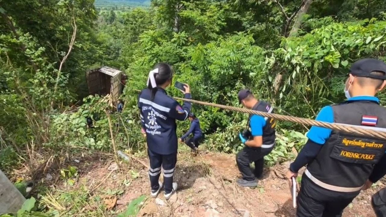 truck fells into ravine in Phitsanulok