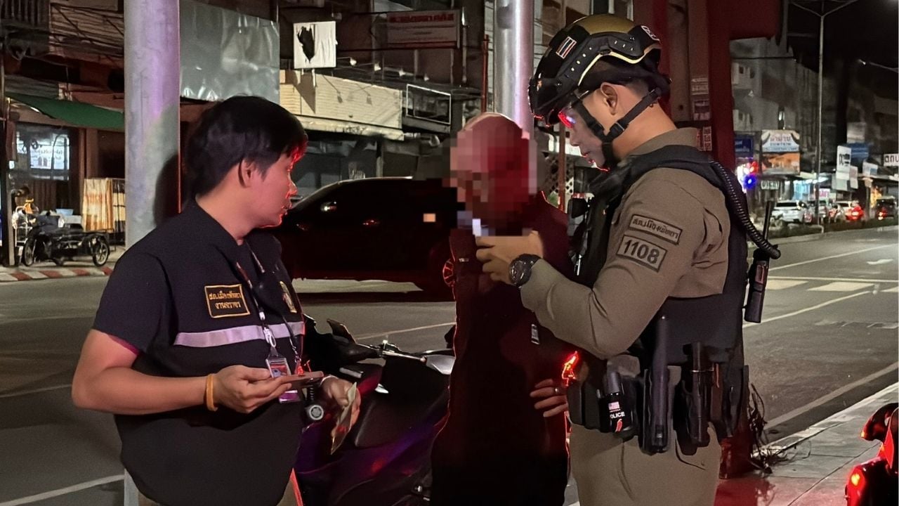 Foreigner cuts off rescue vehicle and crashes into local's motorcyclist
