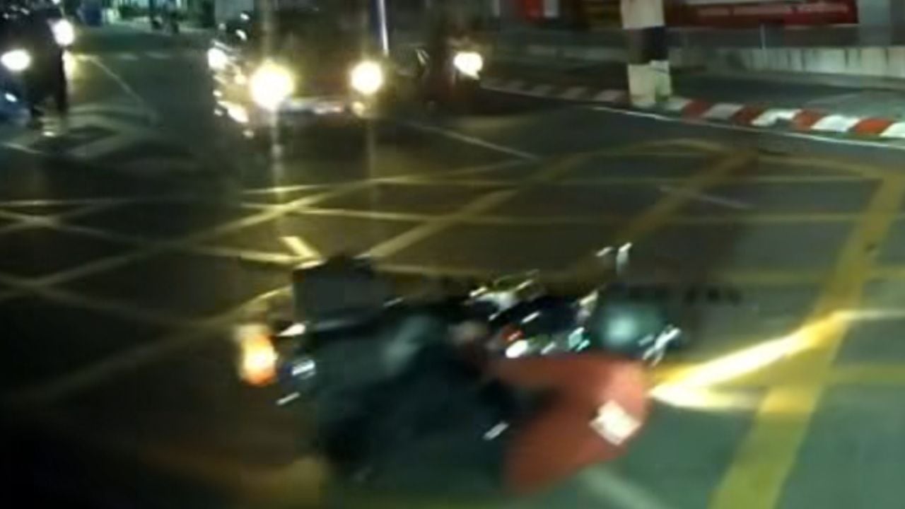 Foreign man blocks rescue vehicle in Pattaya
