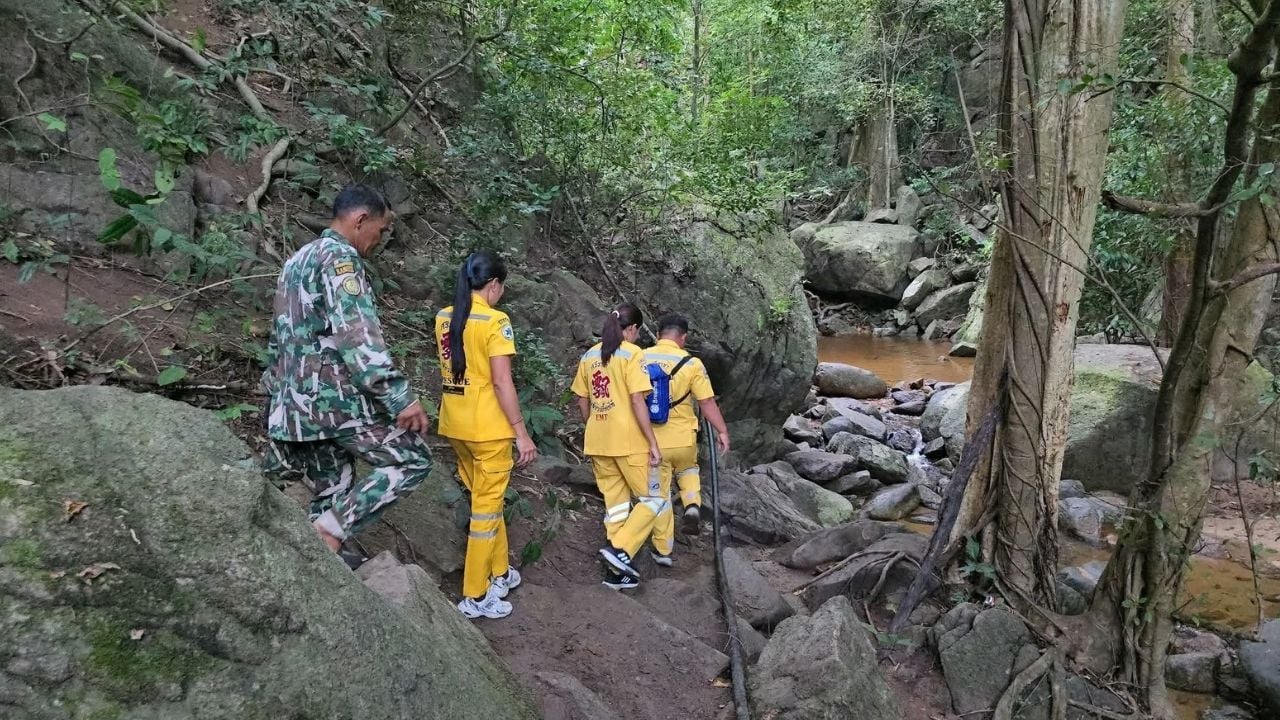 Thai tourist loses life after slipping while taking selfie at Chon Buri waterfall | Thaiger
