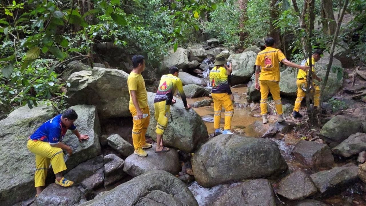 Thai tourist loses life after slipping while taking selfie at Chon Buri waterfall | News by Thaiger