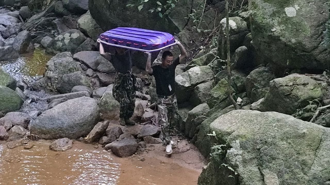 Thai tourist loses life after slipping while taking selfie at Chon Buri waterfall | News by Thaiger