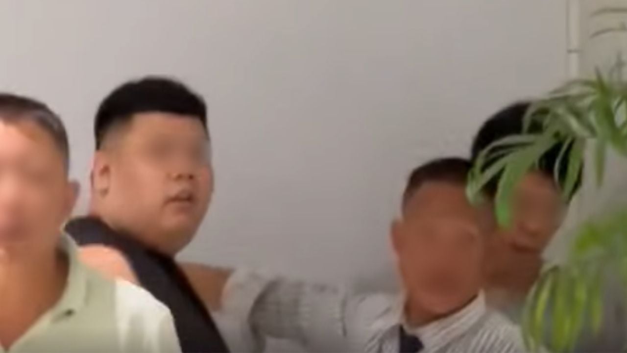Foreign smokers attack Japanese victim for filming them smoking in prohibited area