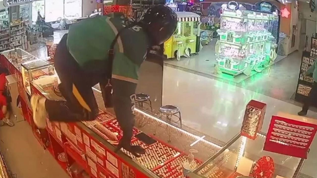 Thai man in delivery service uniform escape with 8 million baht gold