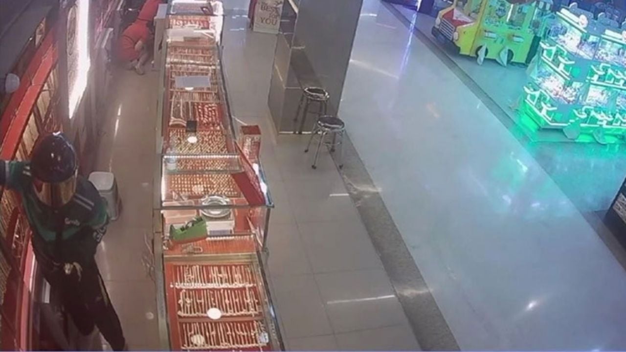 Gold robbery at Samut Prakan shopping mall