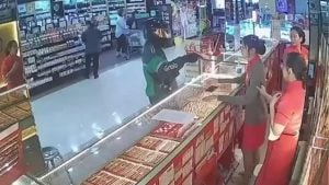 Thief in delivery uniform escapes with over 8 million baht in gold | Thaiger