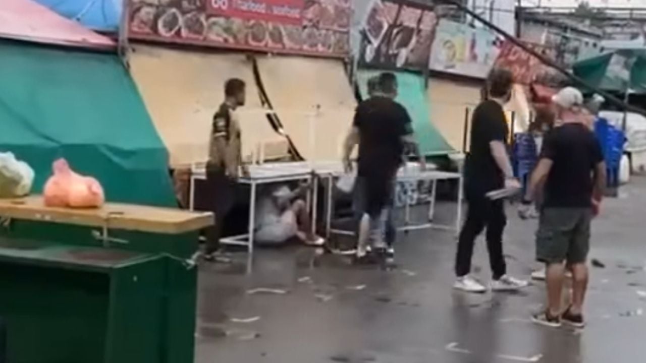 Foreign men attacks Thai man outside restaurant in Phuket