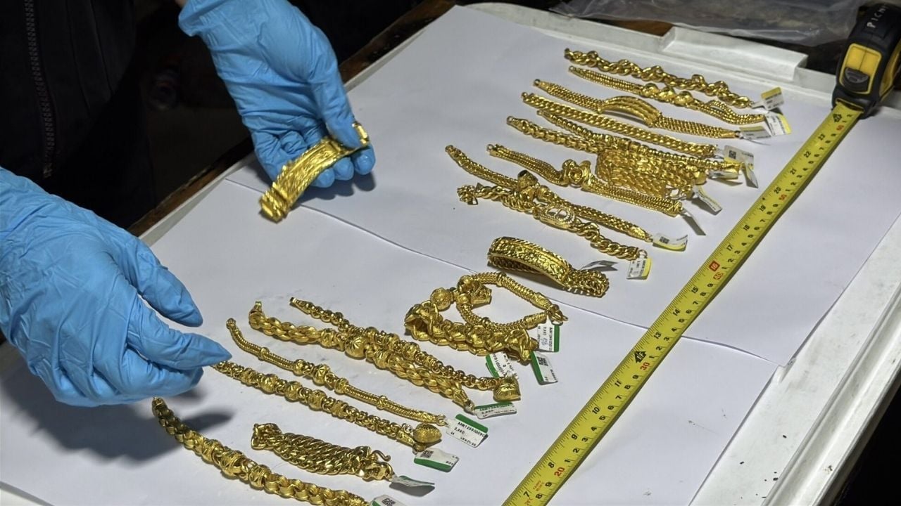 Thai man arrested after stealing gold accessories in food delivery uniform