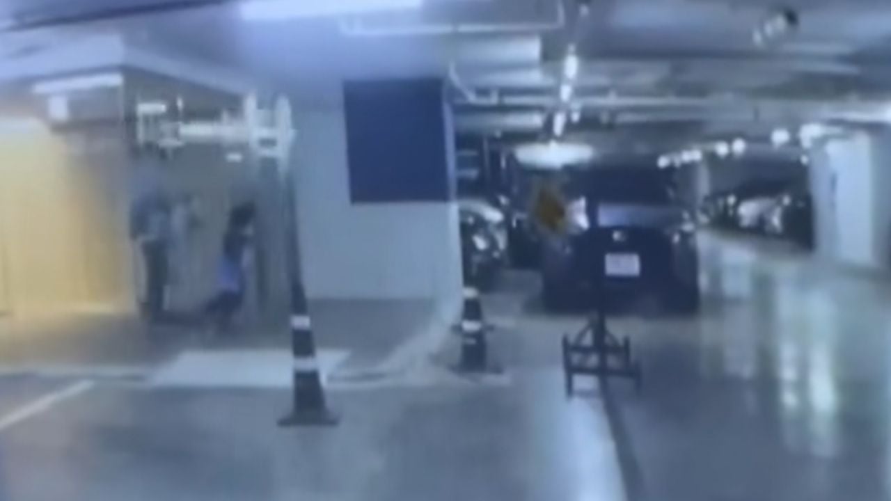 children injured by broken glass door at Bangkok shopping mall