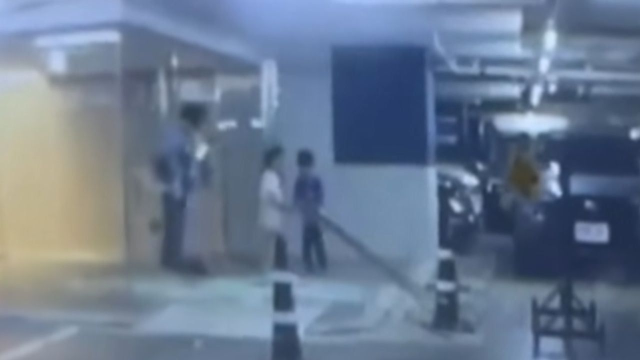 Glass door shatters at Bangkok mall, injuring children | Thaiger