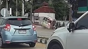 2 killed and 13 injured after rescue van runs red light in Rayong | Thaiger
