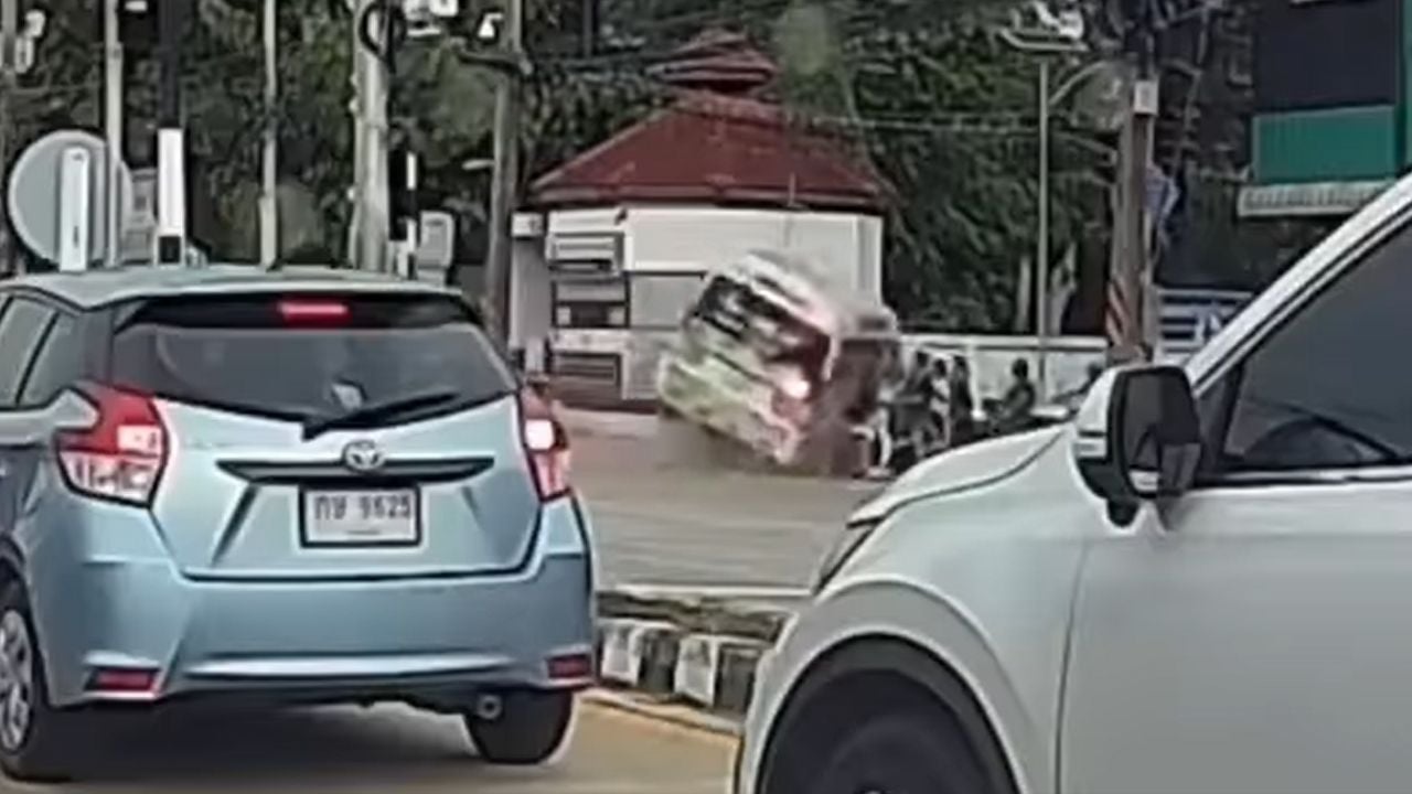 2 killed and 13 injured after rescue van runs red light in Rayong | Thaiger